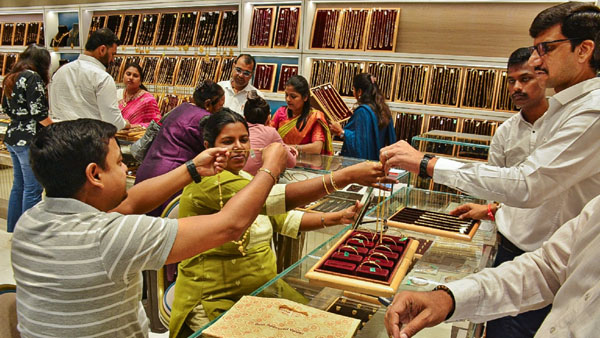 Gold declines by Rs 1,200 to Rs 1.24 lakh/10g on weak global trends