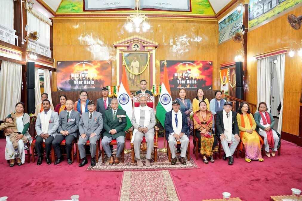 Governor felicitates war veterans, veer naaris
