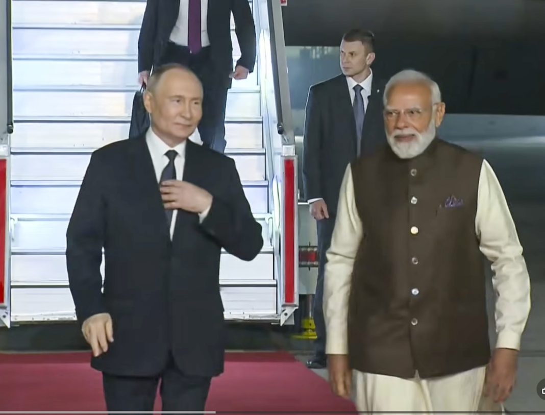 Russian president Putin arrives in Delhi to a red carpet welcome
