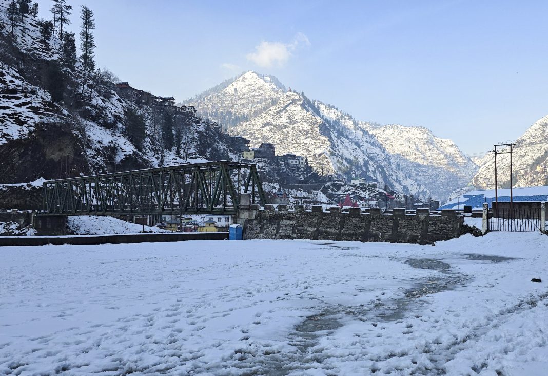 Fresh snowfall in Kashmir; Srinagar-Jammu national highway partially restored