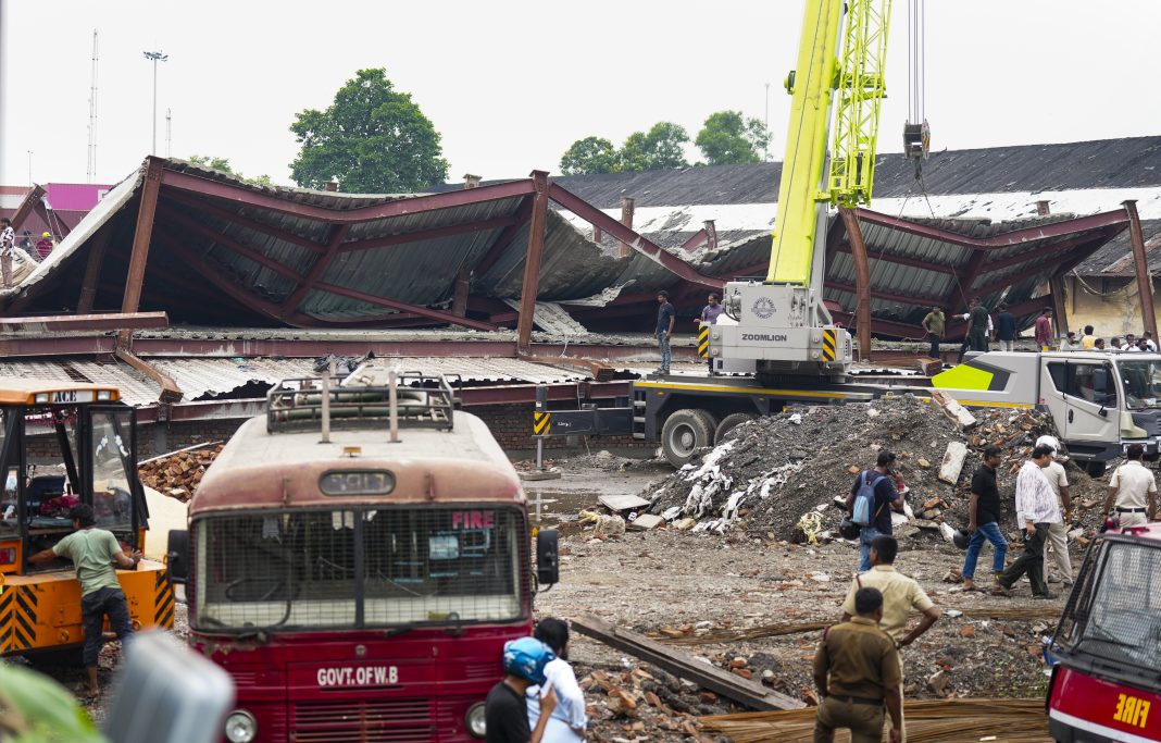 4 dead, 17 hospitalised after under-construction Kolkata warehouse collapses, several remain trapped