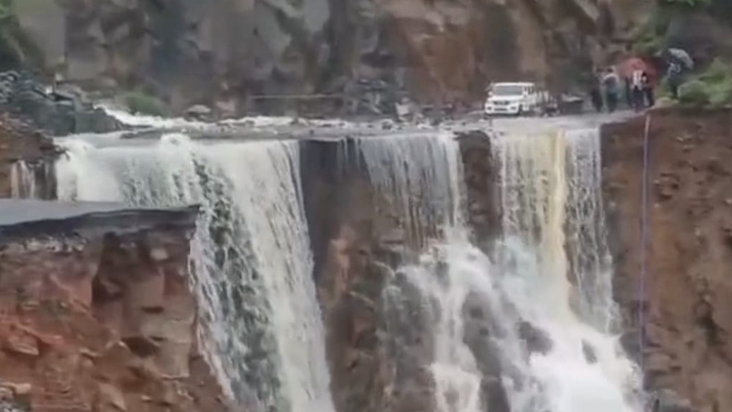 Landslide cuts off Shillong-Dawki road