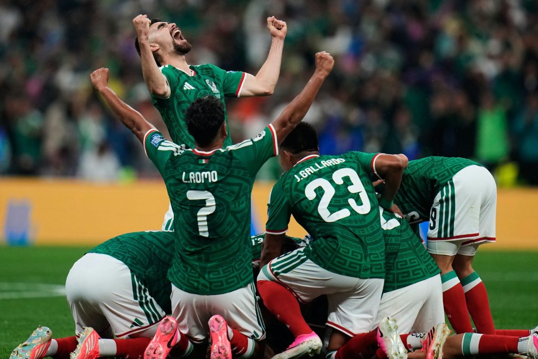 Mexico ends a 40-year knockout drought, beats Ecuador 2-0 to reach the round of 16