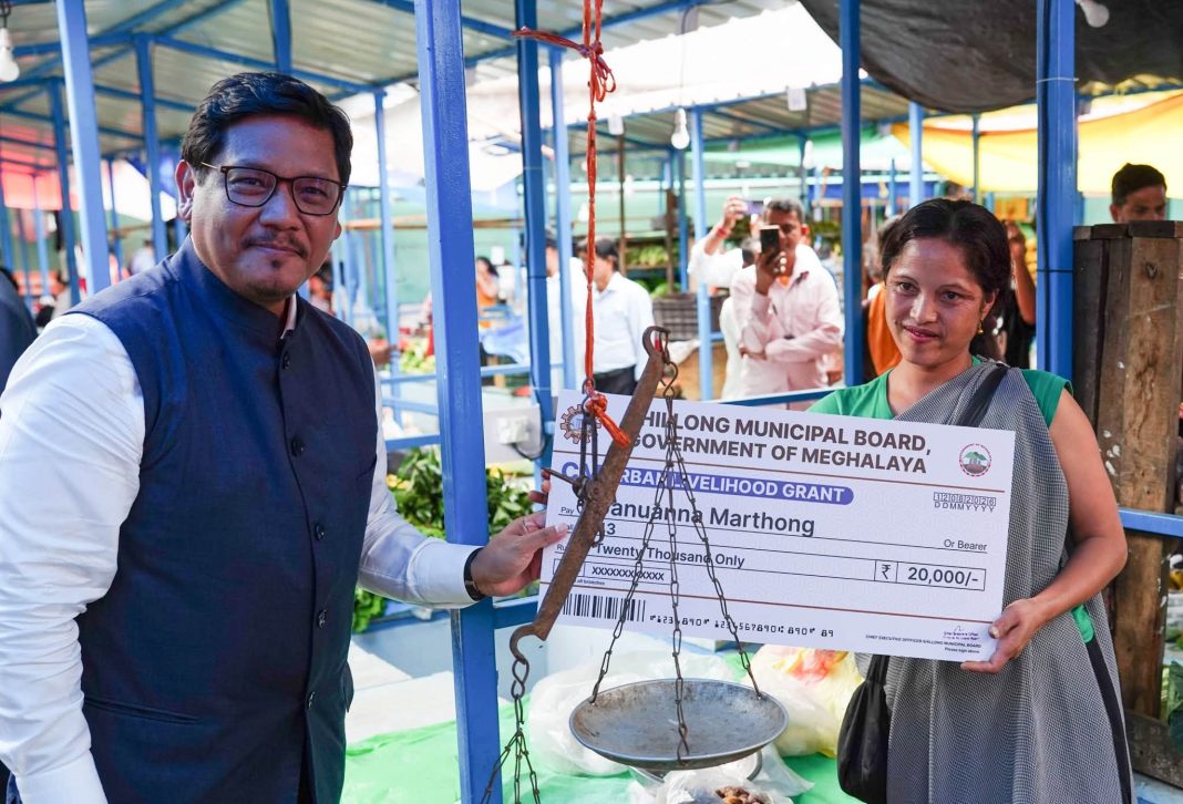 CM seeks ‘win-win situation’ for hawkers and citizens