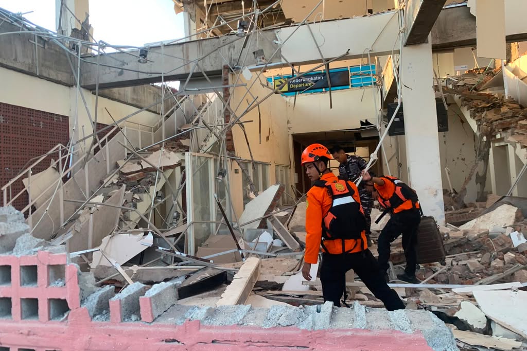 Rescuers dig through rubble, landslides after Indonesia quake kills 47