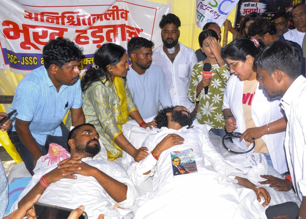 Wangchuk urges Jharkhand exam protester on hunger strike to drink water; five more join fast