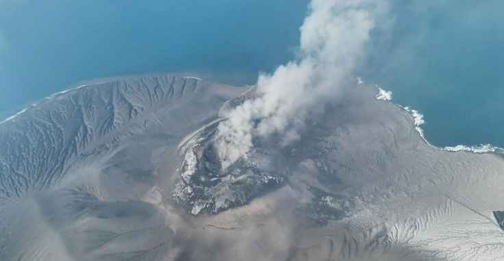 Flights to and from Indonesia’s capital resume after volcanic eruption forced a 2-day closure