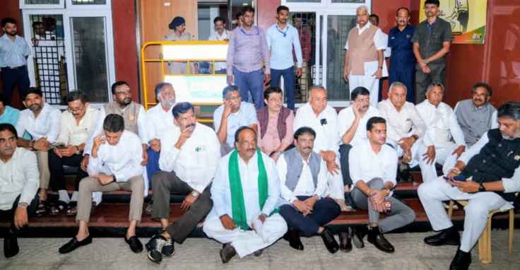 BJP stages sit-in outside B’luru Police Commissioner’s office seeking FIR against Shivakumar